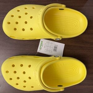 NEW with tags CROCS women’s 8. Comes with multiple floral charms